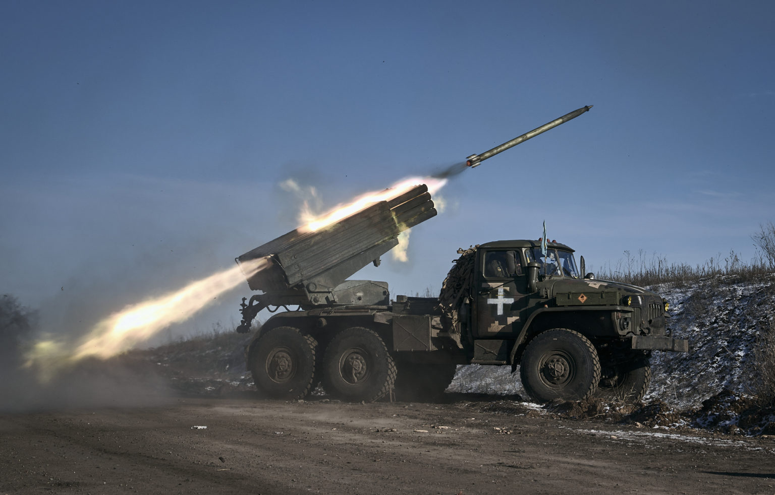 Ukrajinskí vojaci odpaľujú rakety prostredníctvom raketometu Grad na ruské pozície na frontovej línii počas bojov pri meste Soledar v Doneckej oblasti na východe Ukrajiny v stredu 11. januára 2023. Foto: TASR/AP