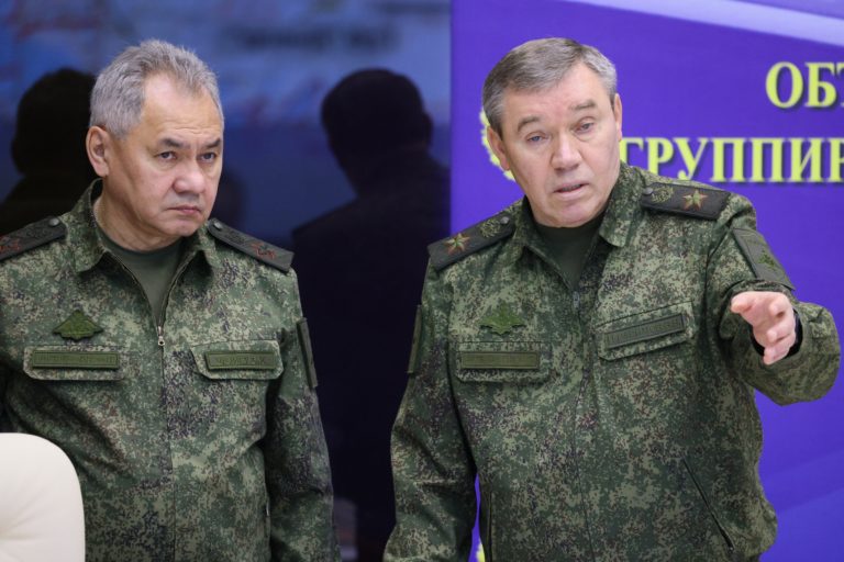 Na archívnej snímke zo 17. decembra 2022 ruský minister obrany Sergej Šojgu (vľavo) a náčelník ruského generálneho štábu Valerij Gerasimov sa zúčastňujú na stretnutí s ruským prezidentom Vladimirom Putinom počas jeho návštevy spoločného štábu jednotiek zapojených do ruskej vojenskej operácie na Ukrajine. Foto: TASR/AP