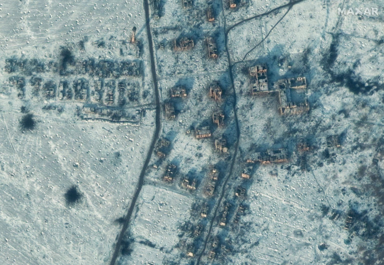 Táto nedatovaná satelitná snímka, ktorú poskytla spoločnosť Maxar Technologies v utorok 10. januára 2023, ukazuje poškodenie budov v Soledare na Ukrajine. Foto: TASR/AP