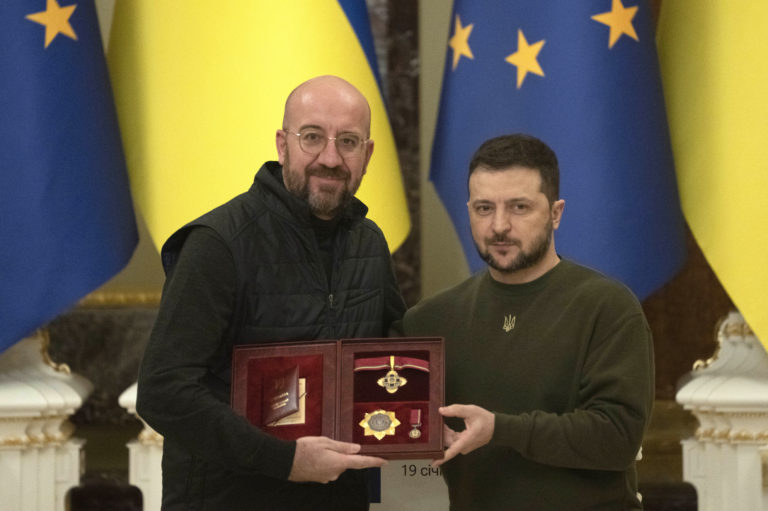 Predseda Európskej rady Charles Michel (vľavo), ktorému ukrajinský prezident Volodymyr Zelenskyj odovzdal ukrajinské štátne vyznamenanie v Kyjeve vo štvrtok 19. januára 2023. Foto: TASR/AP