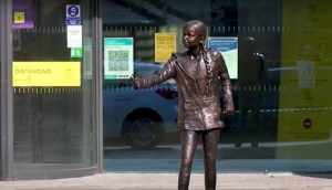 Falošná ekopropaganda. Študentom anglickej univerzity sa nepáči Gretina socha