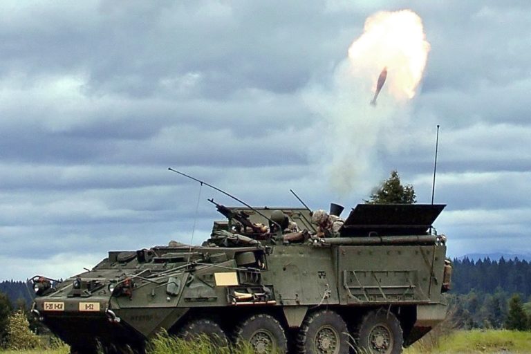 Obrnené bojové vozidlo Stryker páliace z mínometu. Foto: Jason Kaye/Wikipedia