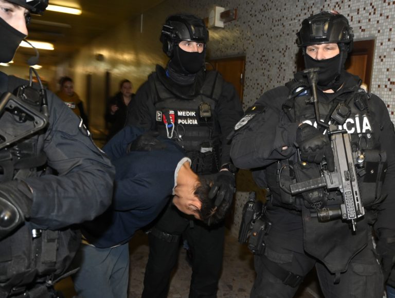Na snímke obvineného 18-ročného Valentína H.  predvádzajú policajti pred sudcu pre prípravné konanie Okresného súdu Košice II, vo štvrtok 5. januára 2023 v Košiciach. Foto: Roman Hanc/TASR