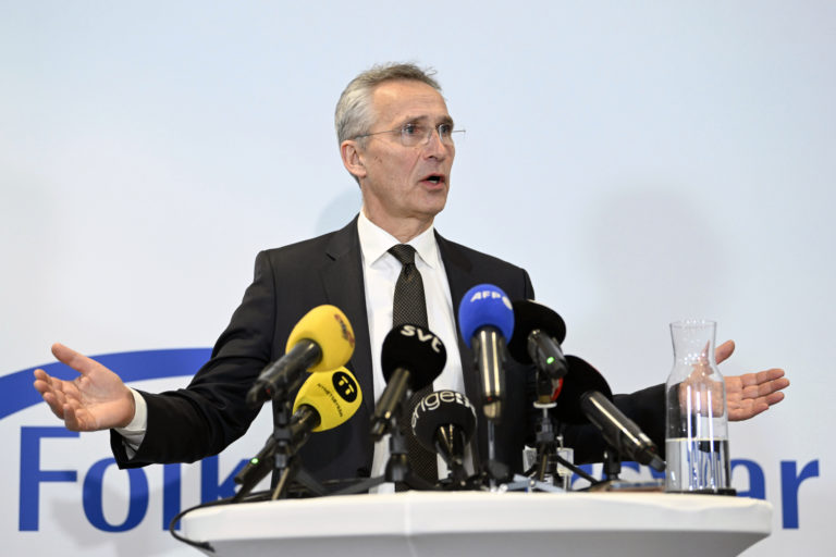 Generálny tajomník NATO Jens Stoltenberg hovorí počas tlačovej besedy na výročnej Konferencii spoločnosti a obrany vo švédskom Salene v nedeľu 8. januára 2023. Foto: TASR/AP