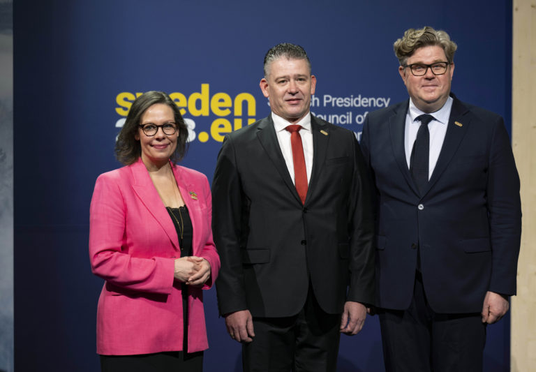 Švédska ministerka pre migráciu Maria Malmerová Stenergardová (vľavo) a švédsky minister spravodlivosti Gunnar Strommer (vpravo) pózujú so slovenským ministrom vnútra Romanom Mikulcom (uprostred). Foto: TASR/AP
