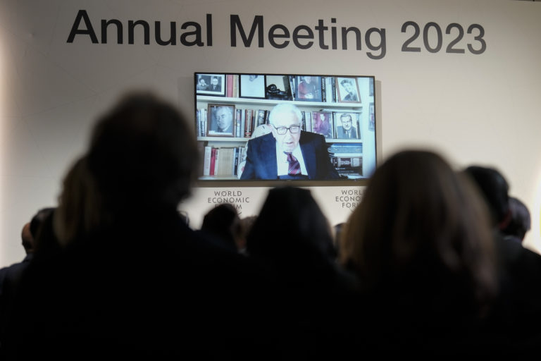 Henry Kissinger na obrazovke počas panelovej diskusie na Svetovom ekonomickom fóre (WEF) v davoskom kongresovom centre vo švajčiarskom Davose 17. januára 2023. Foto: TASR/AP