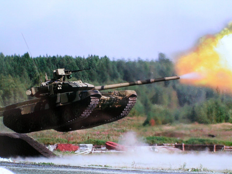 Na jeden ruský tank T-90 potrebujeme tri naše, priznal ukrajinský veliteľ