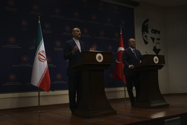 Turecký minister zahraničných vecí Mevlüt Čavušoglu (vpravo) počas spoločnej tlačovej konferencie so svojím iránskym rezortným partnerom Hosejnom Amírom Abdollahjánom po ich stretnutí v Ankare 17. januára 2023. Foto: TASR/AP