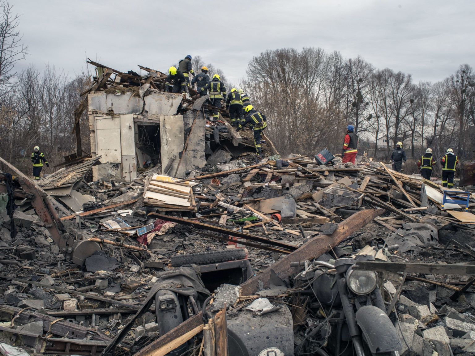 Záchranári prehľadávajú trosky po ruskom útoku na Kyjev vo štvrtok 29. decembra 2022. Foto: Laura Boushnak/New York Times