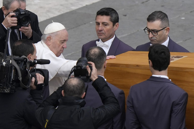 Zádušná omša sa skončila. Pohreb Benedikta XVI. sme sledovali priamo vo Vatikáne