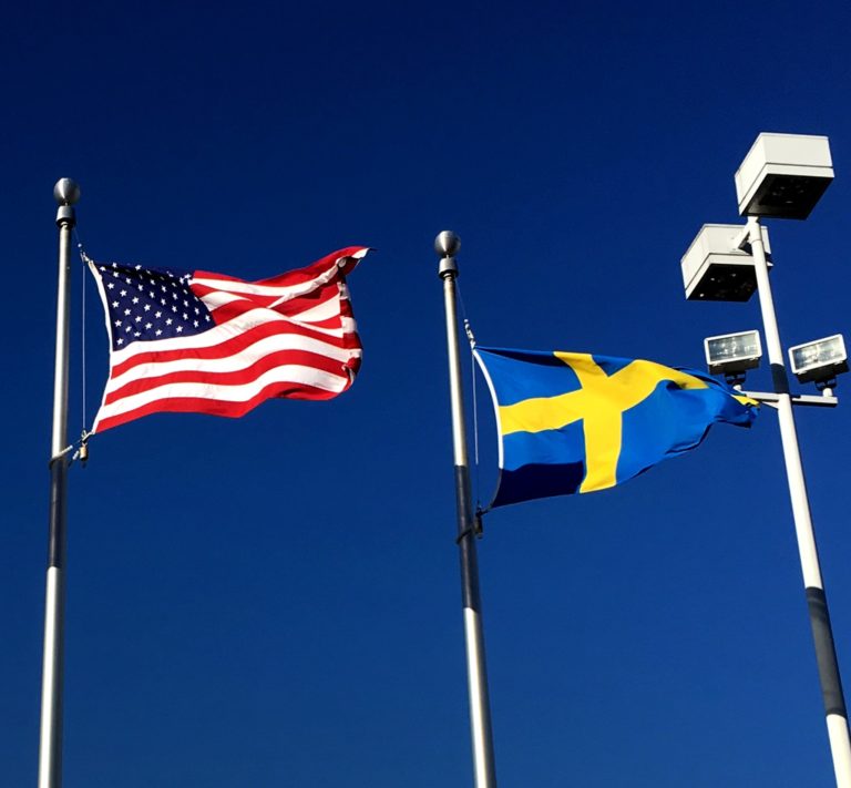 Vlajky USA a Švédska. Foto: Robert Couse-Baker/Flickr.com