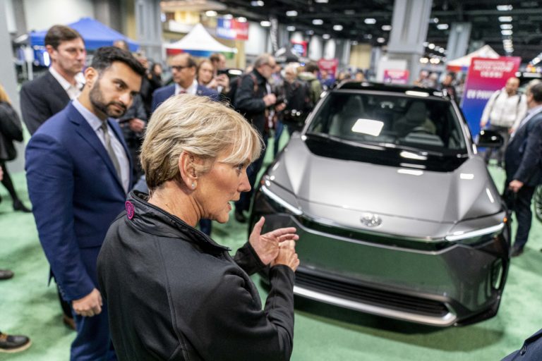 Ministerka energetiky Jennifer Granholmová a národný poradca Bieleho domu pre klímu Ali Zaidi si počas návštevy washingtonského autosalónu vo Washingtone si pozerajú plne elektrické vozidlo Toyota bZ4X v stredu 25. januára 2023. Foto: TASR/AP