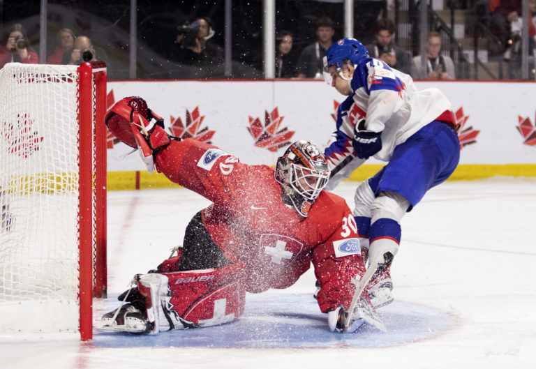Na snímke švajčiarsky brankár Kevin Pasche a  slovenský útoèník Filip Mešár v zápase Švajčiarsko - Slovensko. Foto: TASR/AP