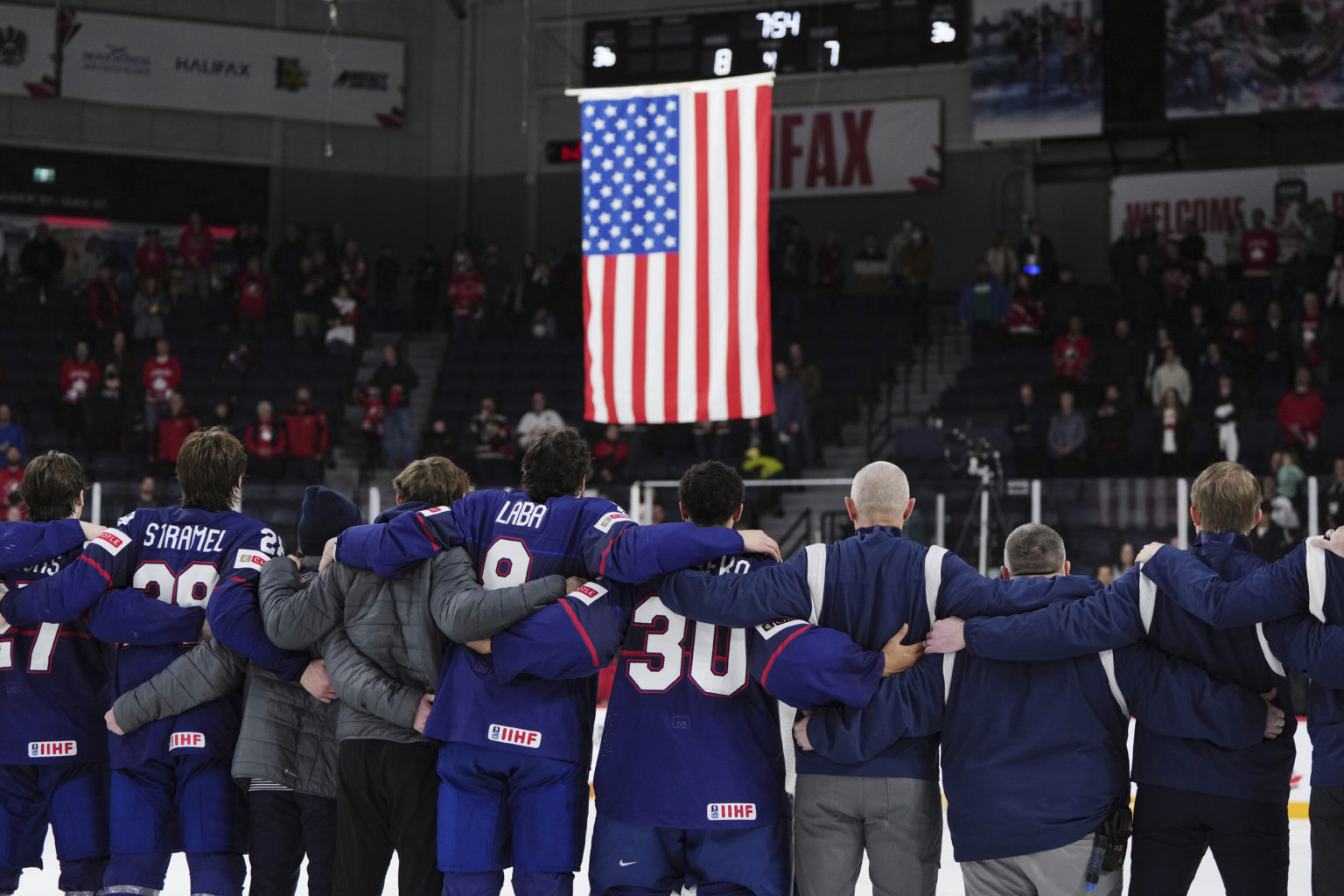 Oslava hokejistov USA po víťazstve bronzu na MS v hokeji do 20 rokov. Foto: TASR/AP