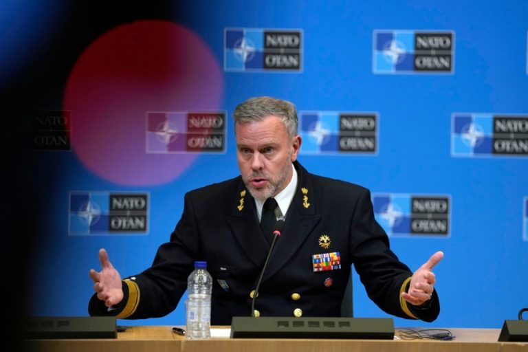 Šéf Vojenského výboru NATO: Sme pripravení na priamu konfrontáciu s Ruskom. Treba prejsť na vojnovú ekonomiku