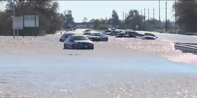 Americkú Kaliforniu bičujú vysoké vlny a záplavy
