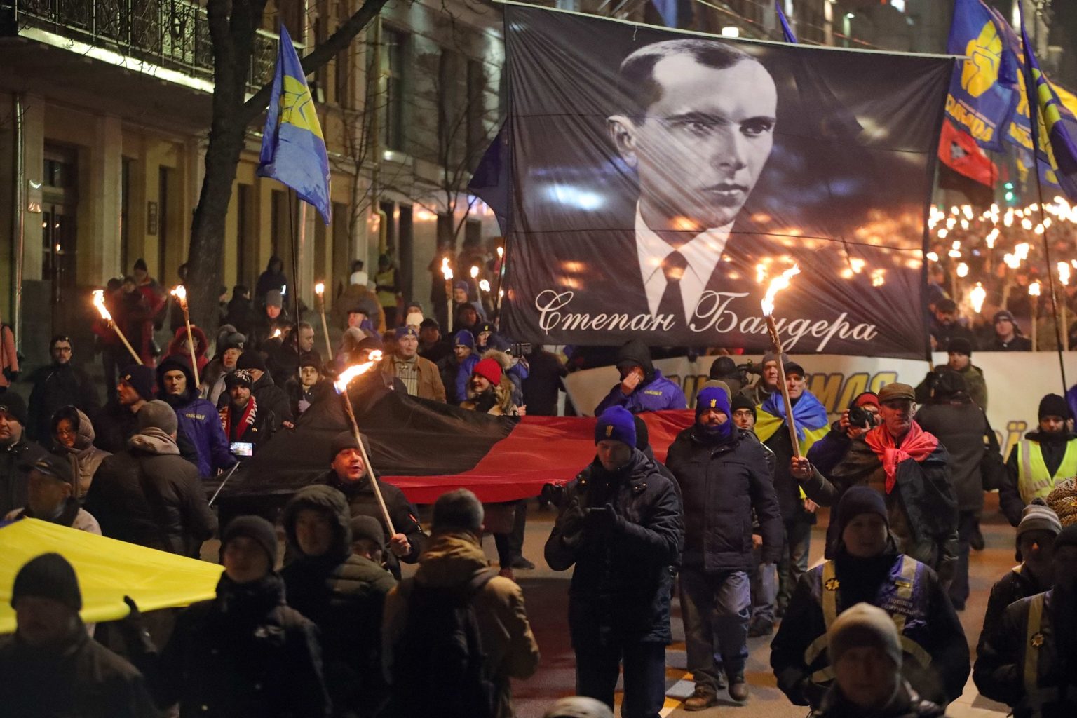Sympatizanti Stepana Banderu pochodujú Kyjevom 1. januára 2020. Foto: Profimedia.sk