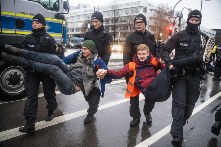 Foto: Nemecká polícia odnáša aktivistov Poslednej generácie blokujúcich dopravu v Mníchove 21. decembra 2022. Foto: Profimedia.sk
