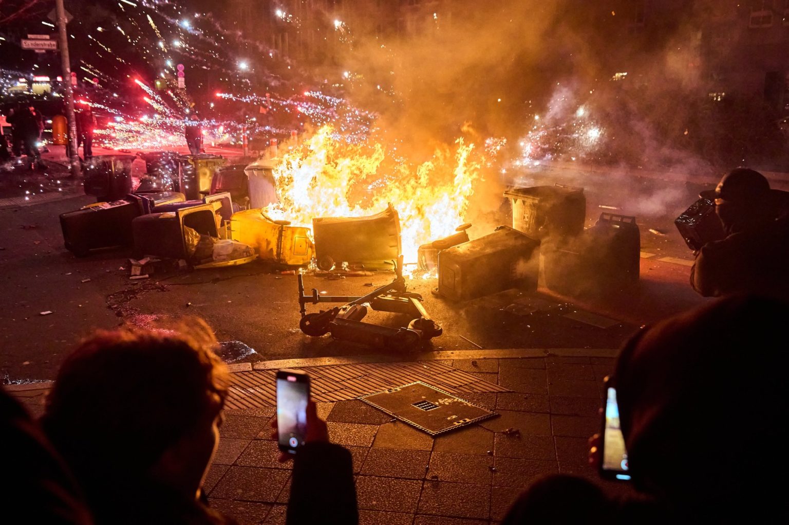 Silvestrovské nepokoje v časti Berlín-Neukölln. Foto: Profimedia.sk