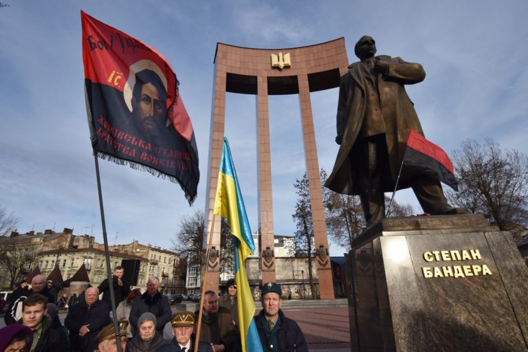 Ľudia sa zúčastňujú na spomienke na výročie narodenia Stepana Banderu v Ľvove na Ukrajine 1. januára 2023. Foto: Profimedia.sk