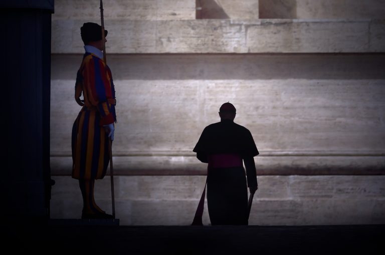 Otázky nad Vatikánom po pohrebe Benedikta XVI.