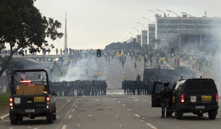 Stúpenci bývalého prezidenta Jaira Bolsonara sa 8. januára 2023 dostali do konfliktu s bezpečnostnými silami pri razii na Národný kongres v Brazílii. Foto: Profimedia.sk