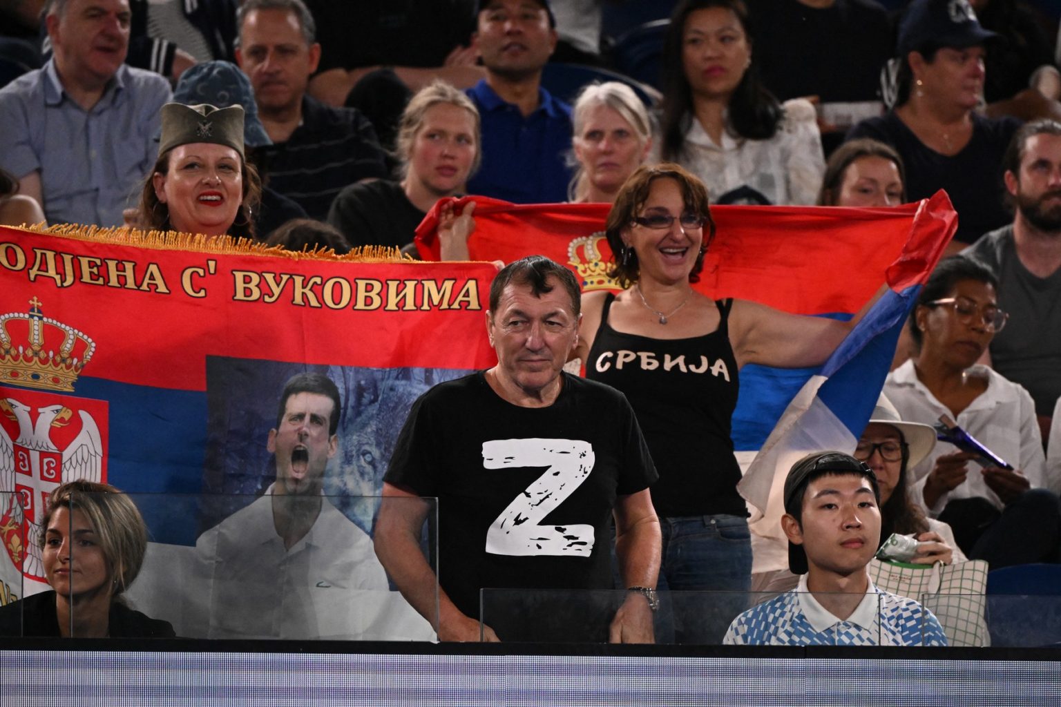 Muž v tričku „Z“ sleduje štvrťfinálový zápas mužskej dvojhry medzi Srbom Novakom Djokovičom a Rusom Andreyom Rublevom. Foto: Profimedia.sk