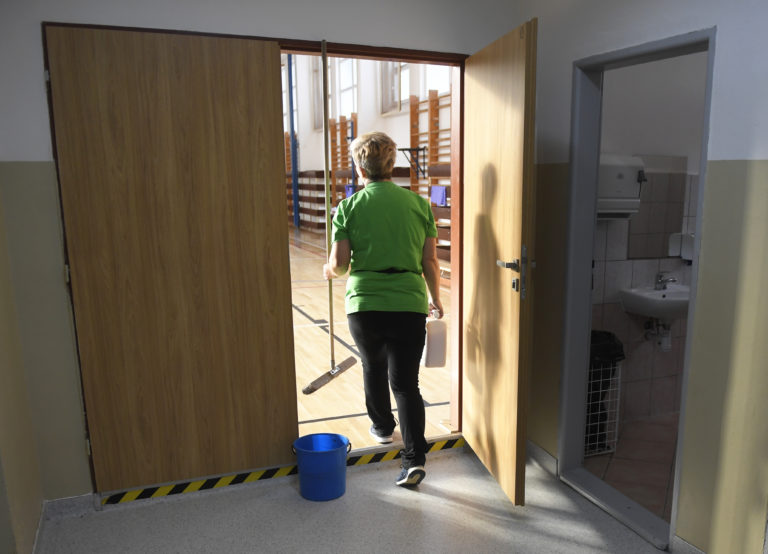 Kúrenie a svietenie sa v školách stáva luxusom, vyhlásil Gröhling