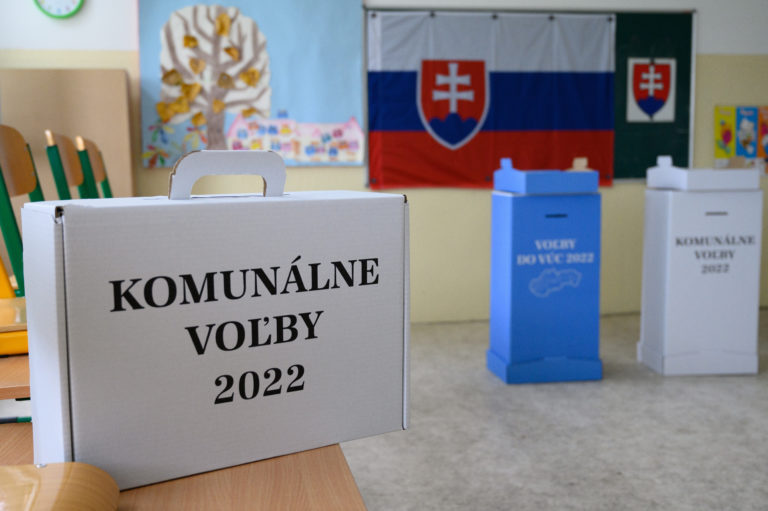 Komunálne voľby v obci Dolné Semerovce sú neplatné. Asistentka mohla voličov ovplyvniť