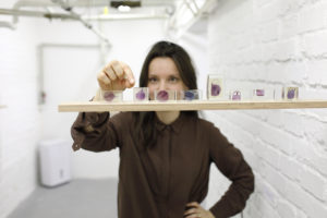 Maľuje blatom i šťavou z červenej kapusty. Pre výtvarníčku Kati M. Decsi sú ruky vizualizovanými textami