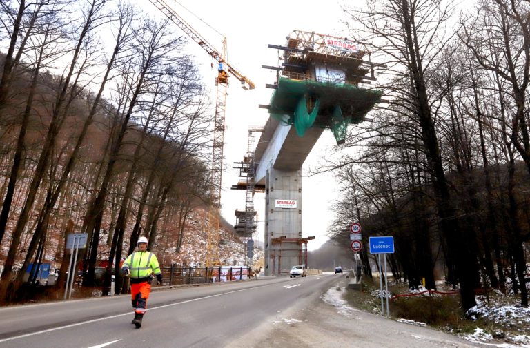 Na snímke výstavba 9-kilometrového úseku R2 Kriváň – Mýtna, ktorého väčšiu časť budú tvoriť estakády. Foto: Ján Krošlák/TASR