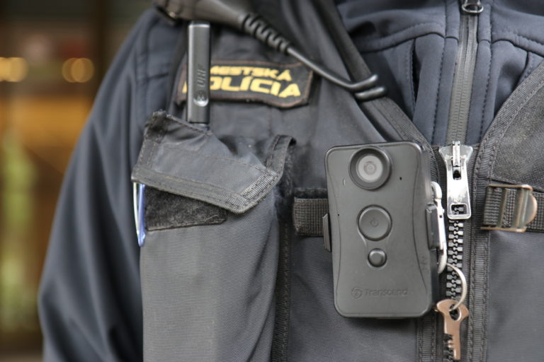 Vláda: Príslušníci Zboru väzenskej a justičnej stráže by mohli nosiť na rovnošate kamery