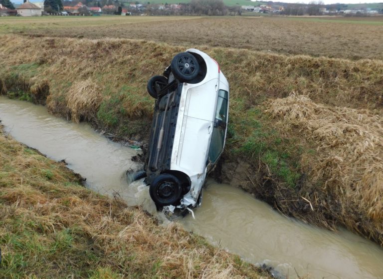 Auto skončilo v potoku