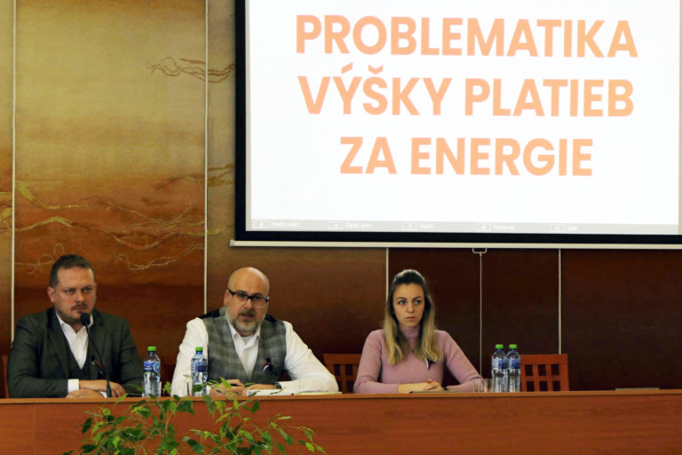 Na snímke zľava predseda Združenia miest a obcí Kysúc Matej Šimášek, ústredný riaditeľ ZMOS Michal Kaliňák a starostka obce Povina Alena Dudeková počas rokovania členov ZMOK k energetike. Foto: Erika Ďurčová/TASR