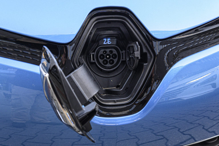 Nariadenie o zákaze áut so spaľovacími motormi sa podľa SEVA prehodnocovať nebude