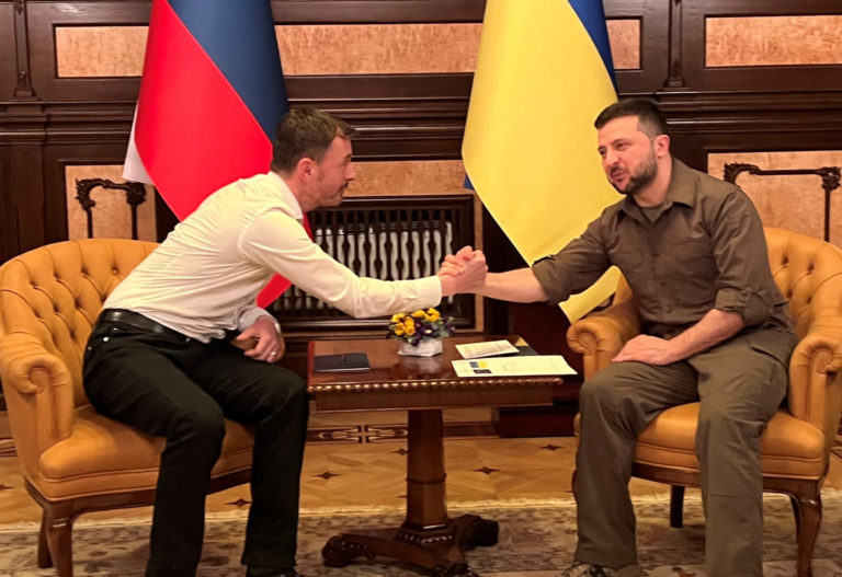 Slovenský premiér Eduard Heger (vľavo) a ukrajinský prezident Volodymyr Zelenskyj (vpravo) počas stretnutia v Kyjeve v piatok 8. apríla 2022. Foto: Úrad vlády SR/Tasr