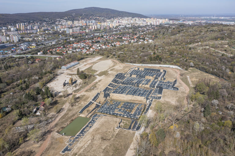 Plocha po zbúranej stavbe nemocnice Rázsochy. Foto: Michal Svítok/TASR
