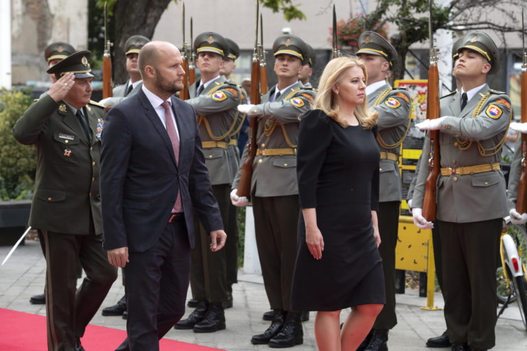 Facebook rozhodol, že ministrom obrany ostane Naď. Ten hľadá technika na riešenie problému