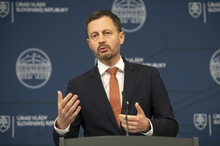 Na snímke predseda vlády SR Eduard Heger počas tlačovej konferencie k vyhláseniu výzvy z Plánu obnovy a odolnosti SR na rekonštrukciu nemocníc  8. novembra 2022 v Bratislave. Foto: TASR/Pavel Neubauer

