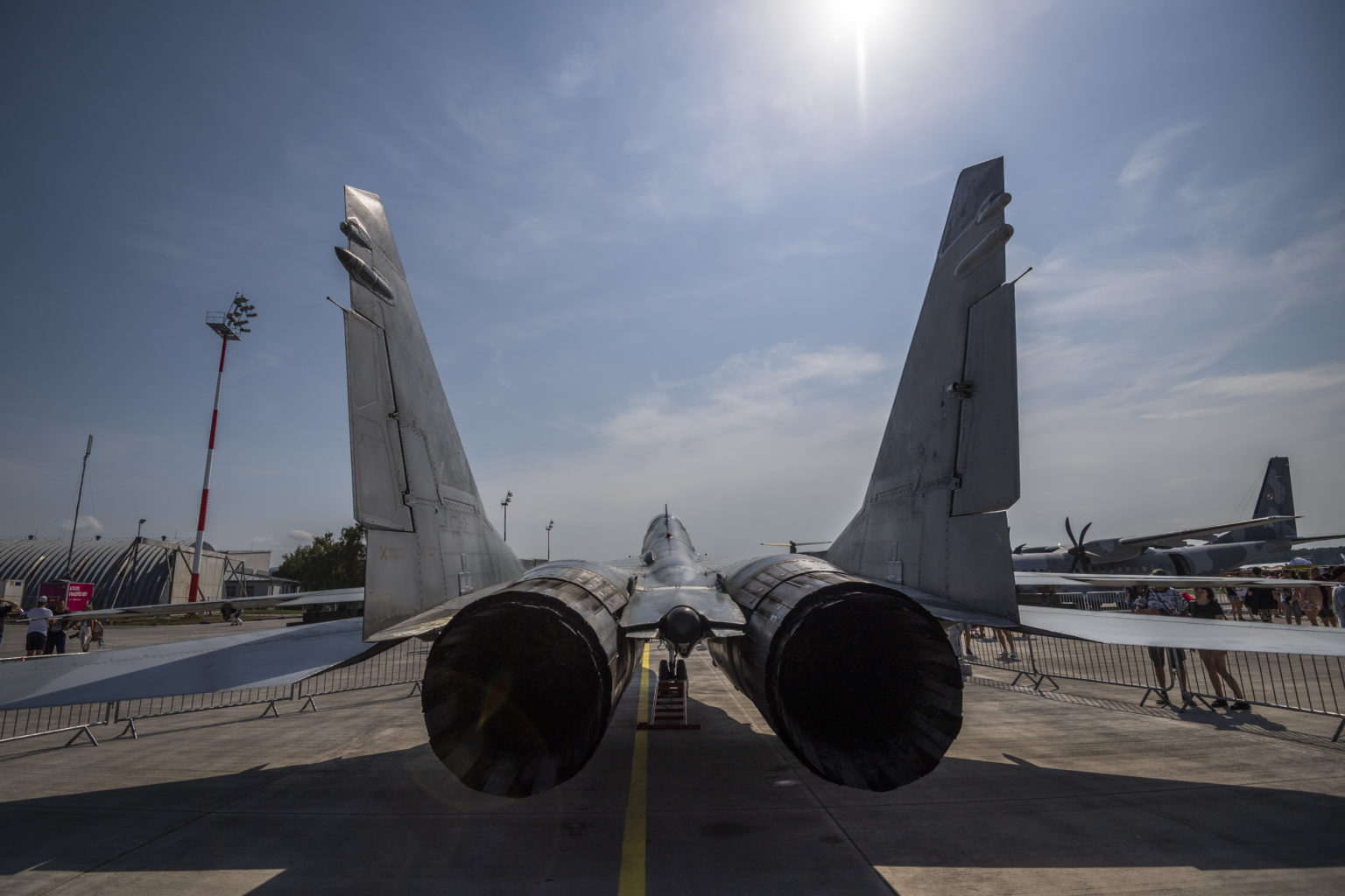 Na snímke návštevníci kráčajú okolo slovenskej stíhačky MIG-29 na 11. ročníku Medzinárodných leteckých dní SIAF v priestoroch Leteckej základne Malacky-Kuchyňa v sobotu 27. augusta 2022. Foto: Jaroslav Novák/TASR