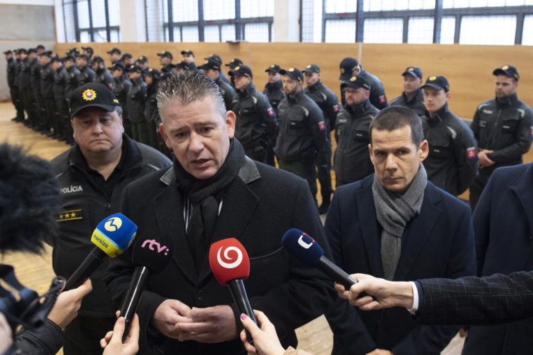 Na snímke uprostred minister vnútra SR Roman Mikulec, vpravo prezident Policajného zboru SR Štefan Hamran. Foto: Pavel Neubauer/TASR