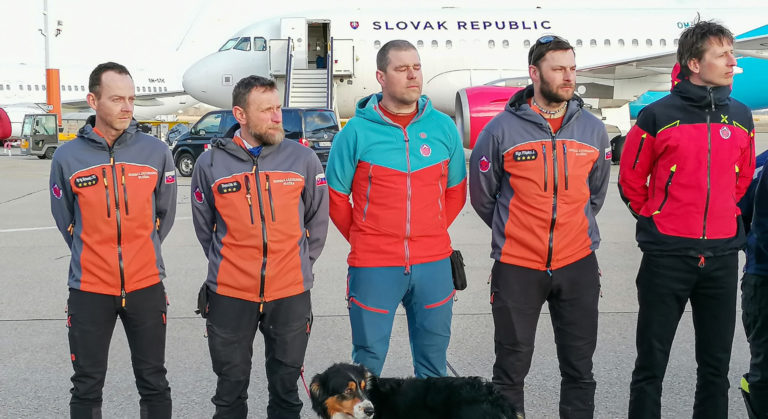 Slovenskí záchranári po návrate z Turecka. Foto: Jakub Popelka/TASR