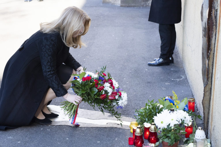 Zuzana Čaputová si uctila pamiatku Jána Kuciaka a Martiny Kušnírovej pri symbolickom pamätníku na Námestí SNP v Bratislave. Foto: Pavel Neubauer/TASR