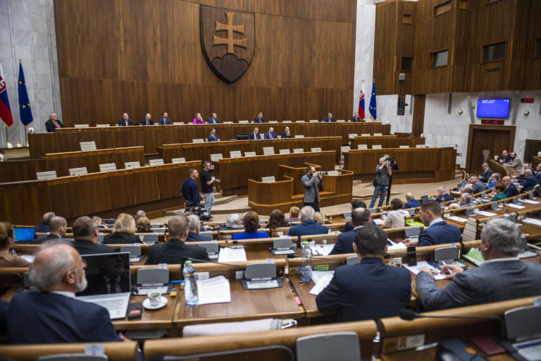 Na snímke pohľad do pléna pred mimoriadnou schôdzou NR SR v súvislosti so stíhačkami MiG-29, v Bratislave 14. februára 2023. Foto: Jaroslav Novák/TASR