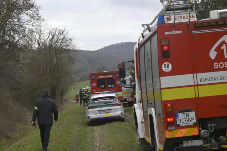 Pri obci Trenčianske Stankovce v okrese Trenčín havarovalo v stredu 22. februára 2023 motorové lietadlo, nehodu neprežili štyria ľudia. Na snímke policajti, hasiči a sanitka na mieste nehody. Foto: Radovan Stoklasa/TASR