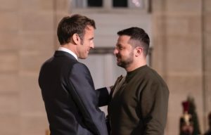 Macron volá po väčšej podpore Ukrajiny, ale stále si drží vlastnú líniu k vojne a Putinovi. Chce rokovania a kompromis s Ruskom