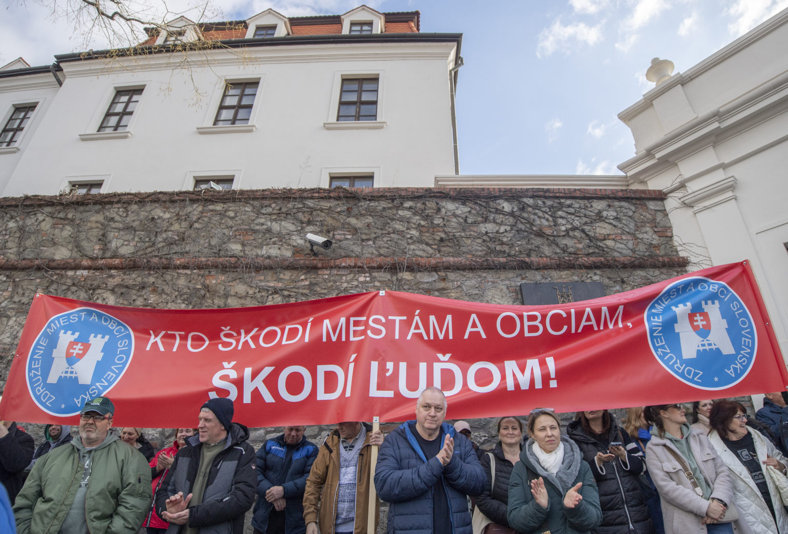 Dnešný protest pred budovou parlamentu upozornil na neriešené problémy miest a obcí. Foto: Martin Bauman/TASR