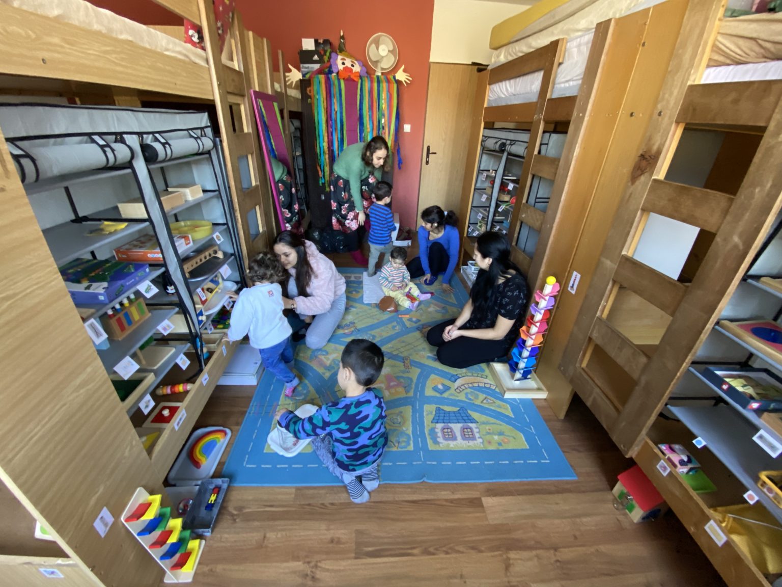 Zriadená Montessori trieda v centre pre Rómov v Čičave. Štyri poschodové postele slúžia ako priestor pre skladovanie Montessori pomôcok. Foto: Lenka Tkáčová