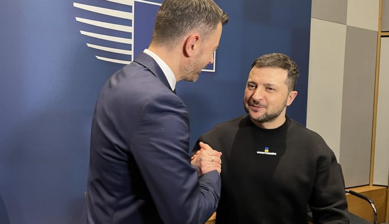 Premiér prijal ponuku Zelenského na návštevu Ukrajiny