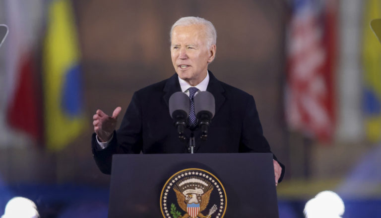 Prezident Biden vo Varšave: Sme nepriatelia tyranov, Putin môže vojnu zastaviť jedným slovom